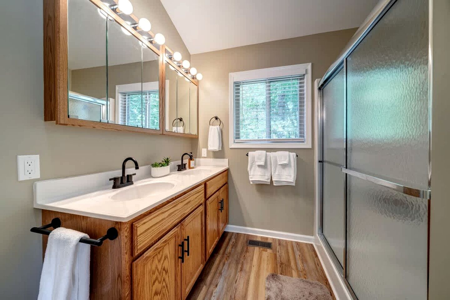 Luxury Cabin with Kayaking and a Hot Tub near Cacapon Resort State Park, Perfect for a Family Escape to the Mountains of West Virginia