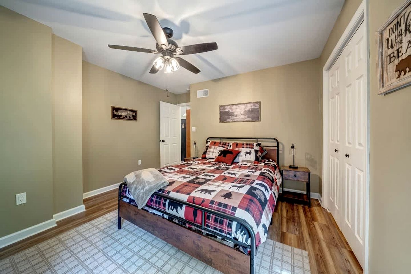 Luxury Cabin with Kayaking and a Hot Tub near Cacapon Resort State Park, Perfect for a Family Escape to the Mountains of West Virginia