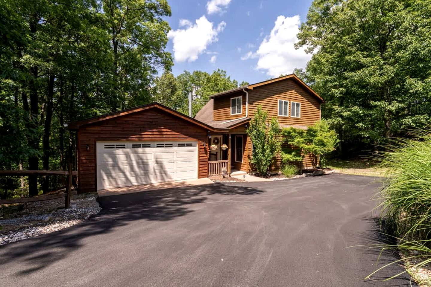 Luxury Cabin with Kayaking and a Hot Tub near Cacapon Resort State Park, Perfect for a Family Escape to the Mountains of West Virginia