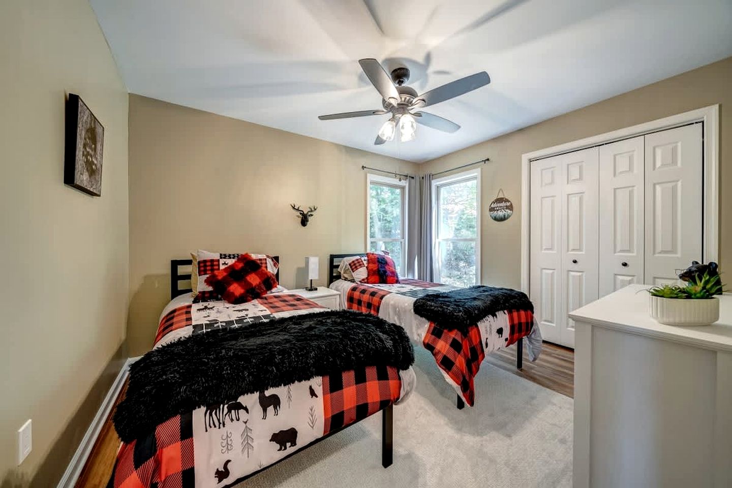 Luxury Cabin with Kayaking and a Hot Tub near Cacapon Resort State Park, Perfect for a Family Escape to the Mountains of West Virginia