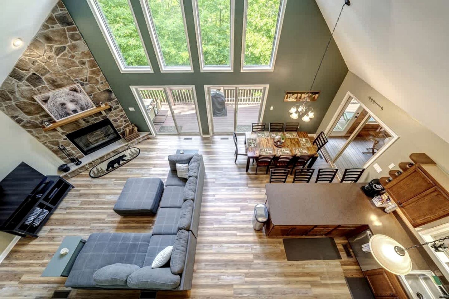 Luxury Cabin with Kayaking and a Hot Tub near Cacapon Resort State Park, Perfect for a Family Escape to the Mountains of West Virginia