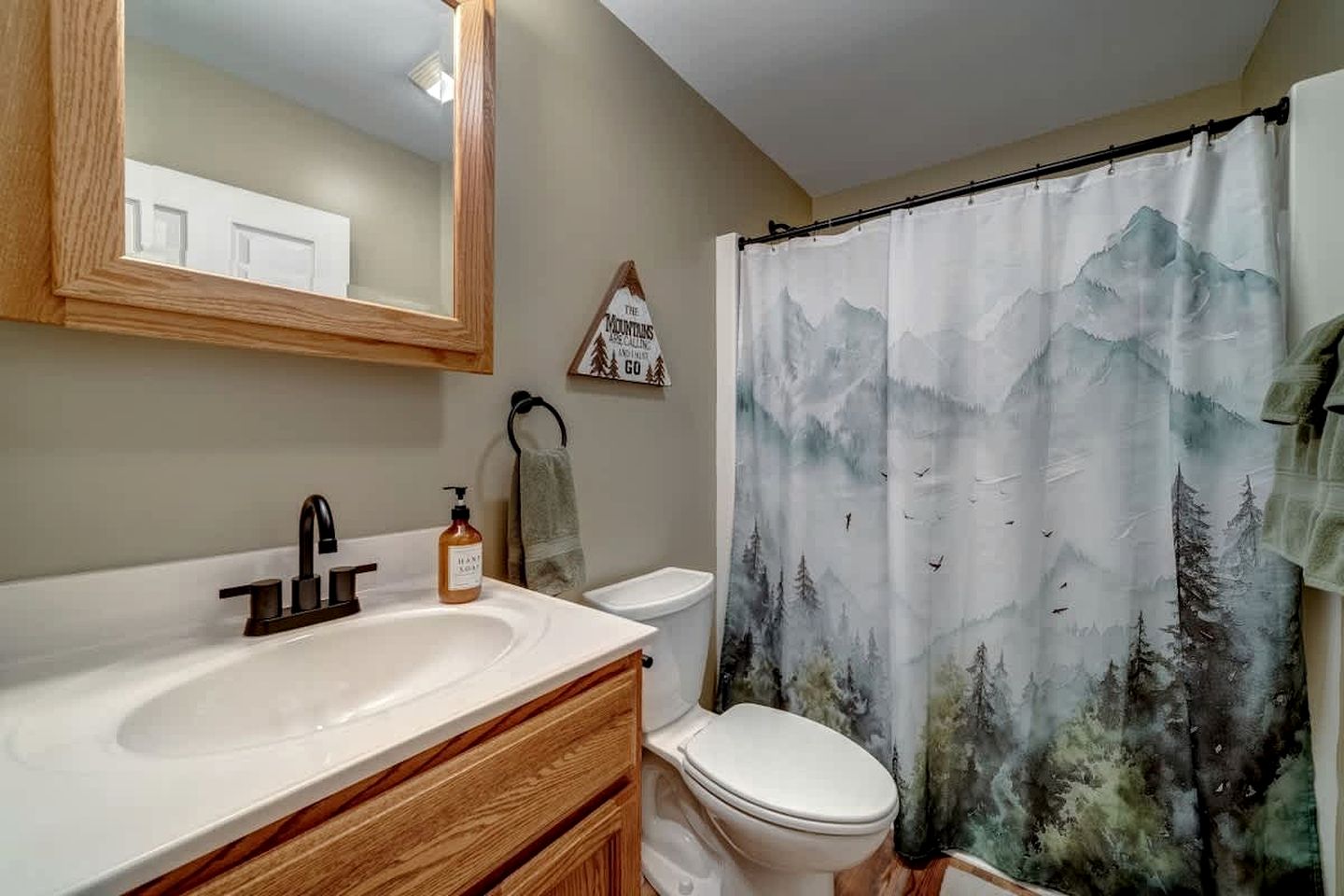 Luxury Cabin with Kayaking and a Hot Tub near Cacapon Resort State Park, Perfect for a Family Escape to the Mountains of West Virginia