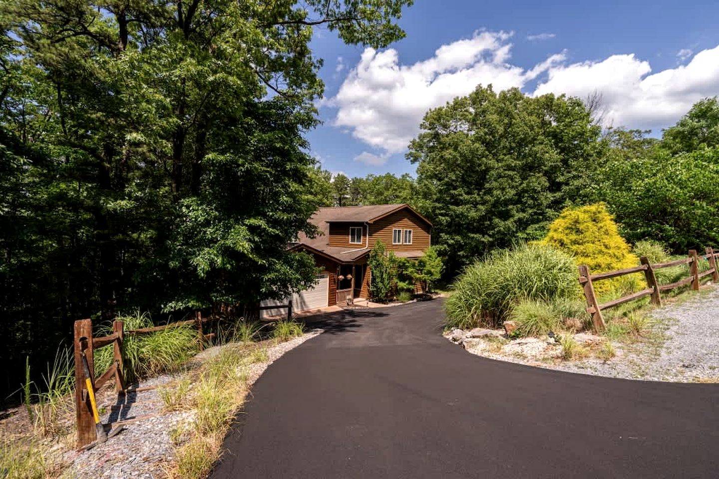 Luxury Cabin with Kayaking and a Hot Tub near Cacapon Resort State Park, Perfect for a Family Escape to the Mountains of West Virginia