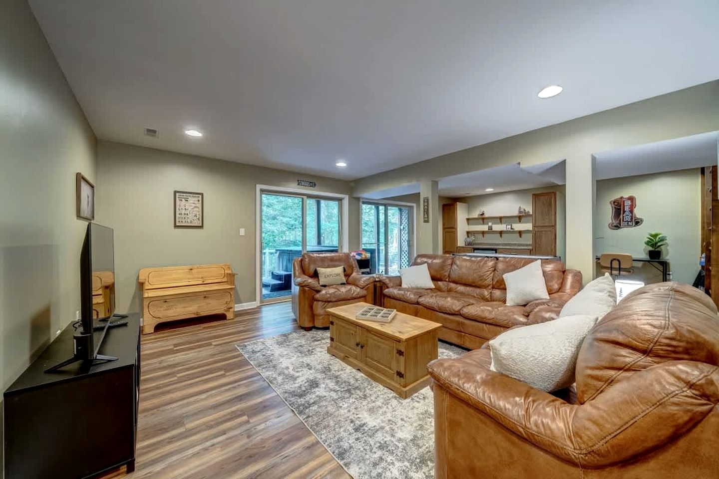 Luxury Cabin with Kayaking and a Hot Tub near Cacapon Resort State Park, Perfect for a Family Escape to the Mountains of West Virginia