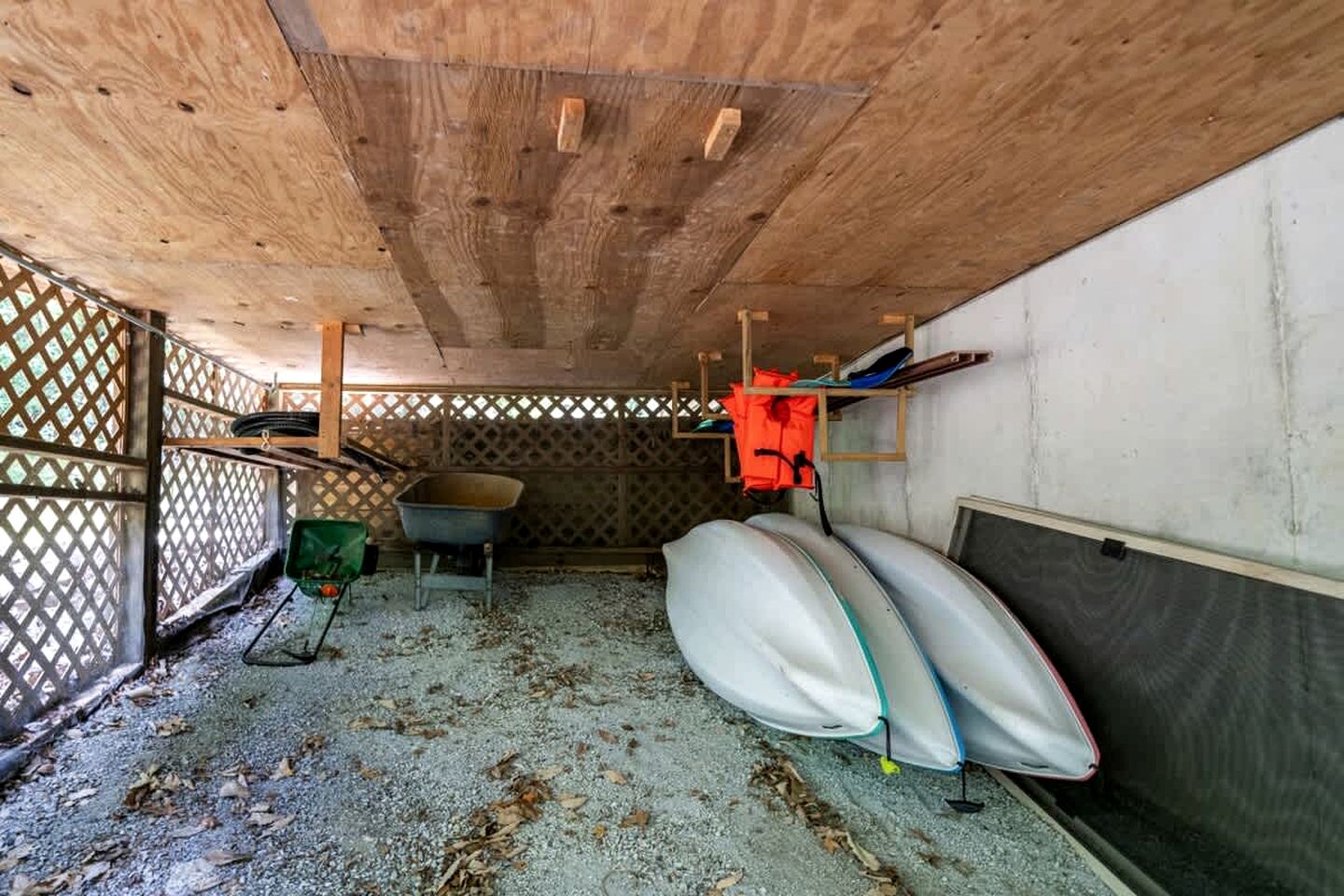 Luxury Cabin with Kayaking and a Hot Tub near Cacapon Resort State Park, Perfect for a Family Escape to the Mountains of West Virginia