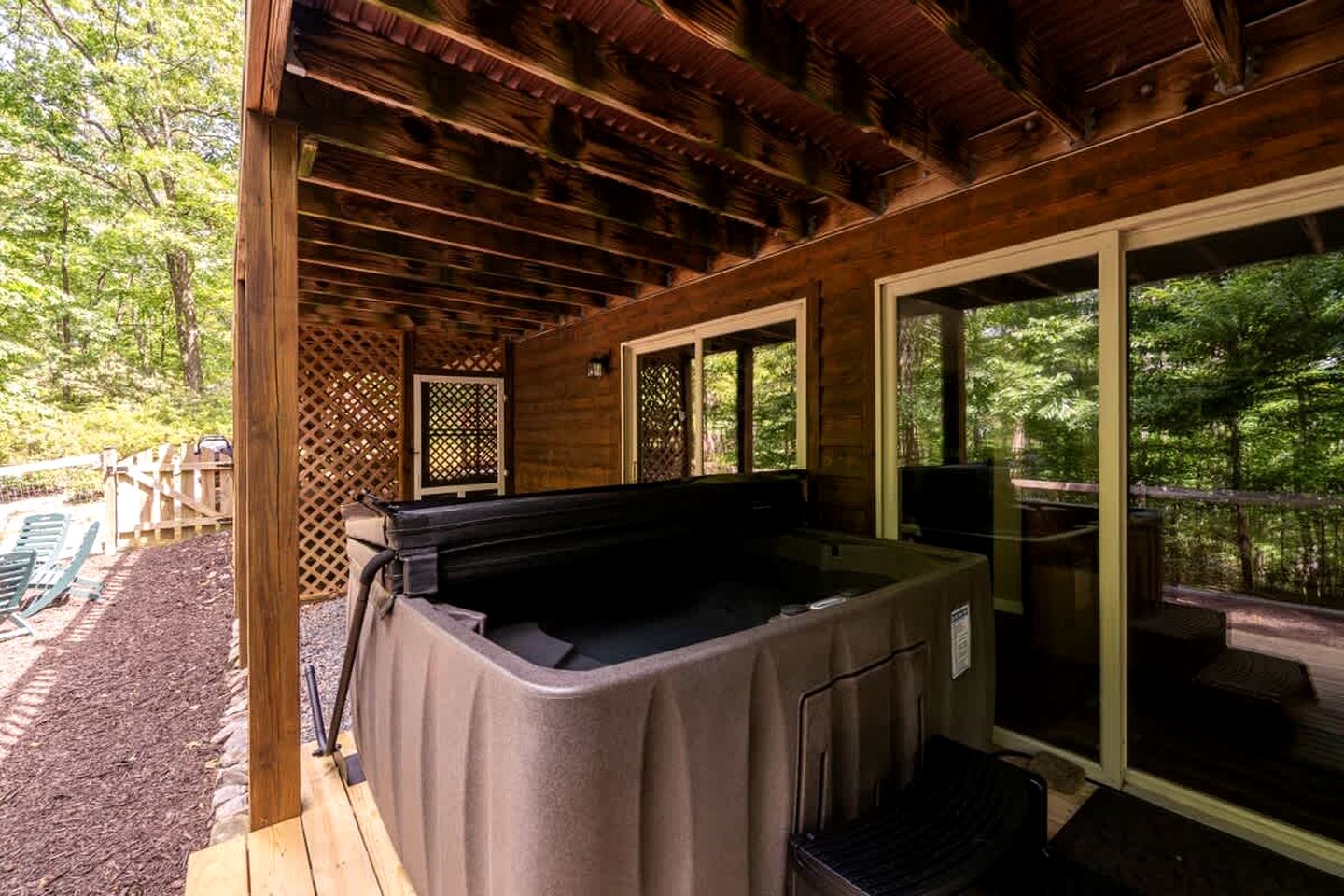 Luxury Cabin with Kayaking and a Hot Tub near Cacapon Resort State Park, Perfect for a Family Escape to the Mountains of West Virginia