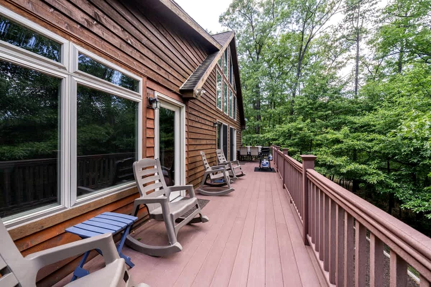 Luxury Cabin with Kayaking and a Hot Tub near Cacapon Resort State Park, Perfect for a Family Escape to the Mountains of West Virginia