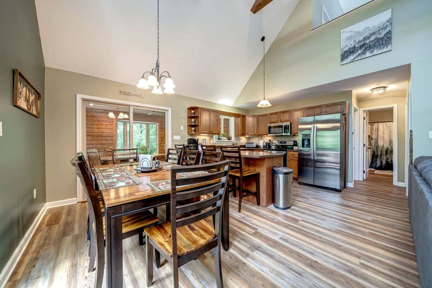 Luxury Cabin with Kayaking and a Hot Tub near Cacapon Resort State Park, Perfect for a Family Escape to the Mountains of West Virginia