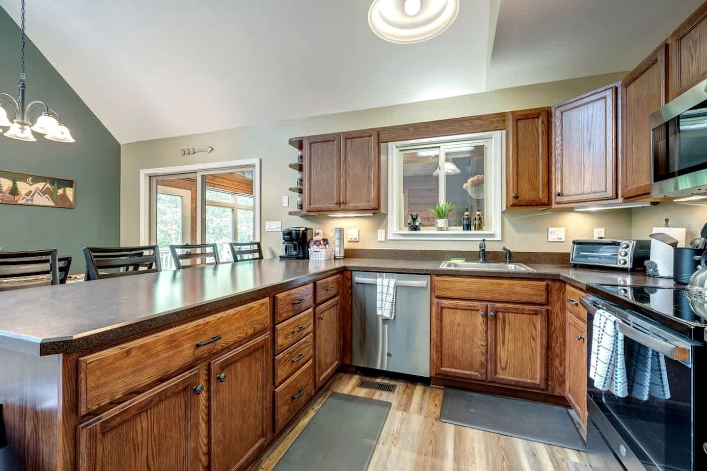 Luxury Cabin with Kayaking and a Hot Tub near Cacapon Resort State Park, Perfect for a Family Escape to the Mountains of West Virginia