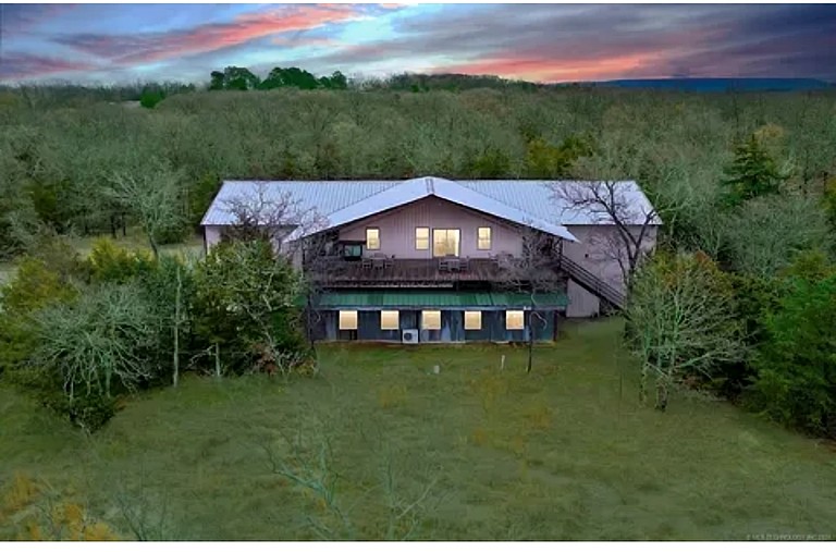 Unique Loft Rental with Access to Spacious Deck and Games Room for an Amazing Getaway by Tenkiller Ferry Lake in Oklahoma