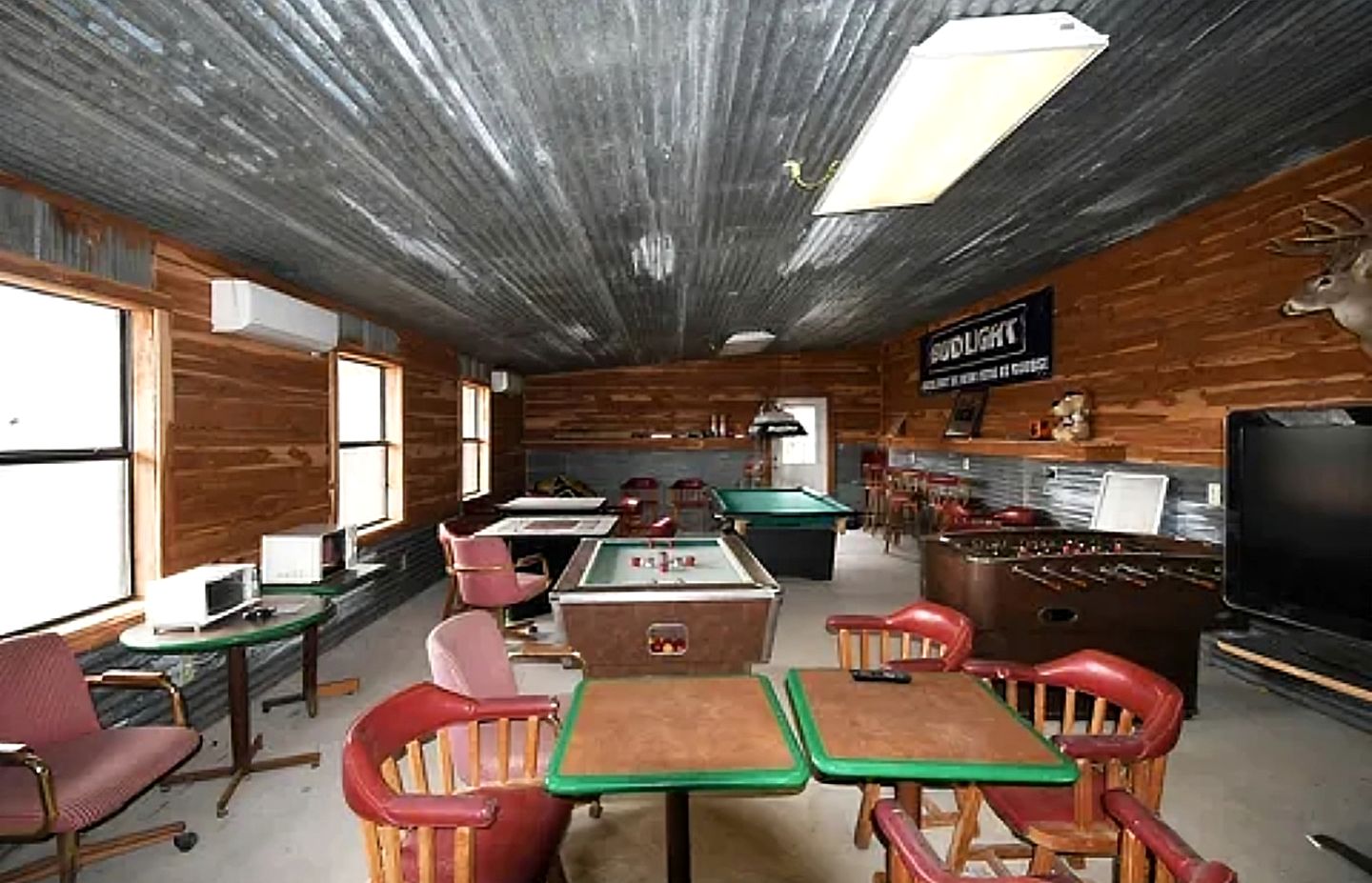 Unique Loft Rental with Access to Spacious Deck and Games Room for an Amazing Getaway by Tenkiller Ferry Lake in Oklahoma