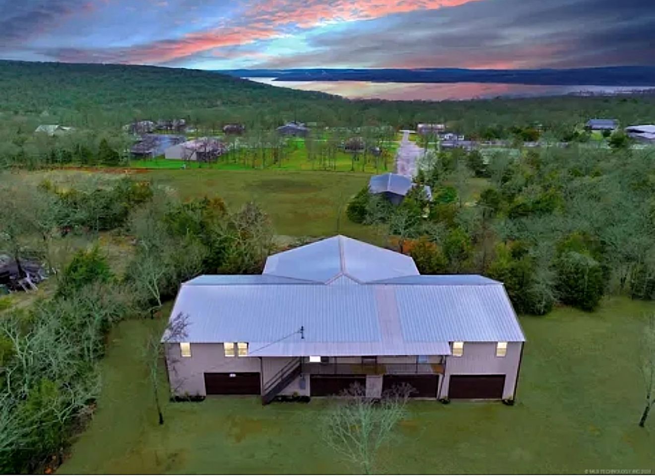 Unique Loft Rental with Access to Spacious Deck and Games Room for an Amazing Getaway by Tenkiller Ferry Lake in Oklahoma