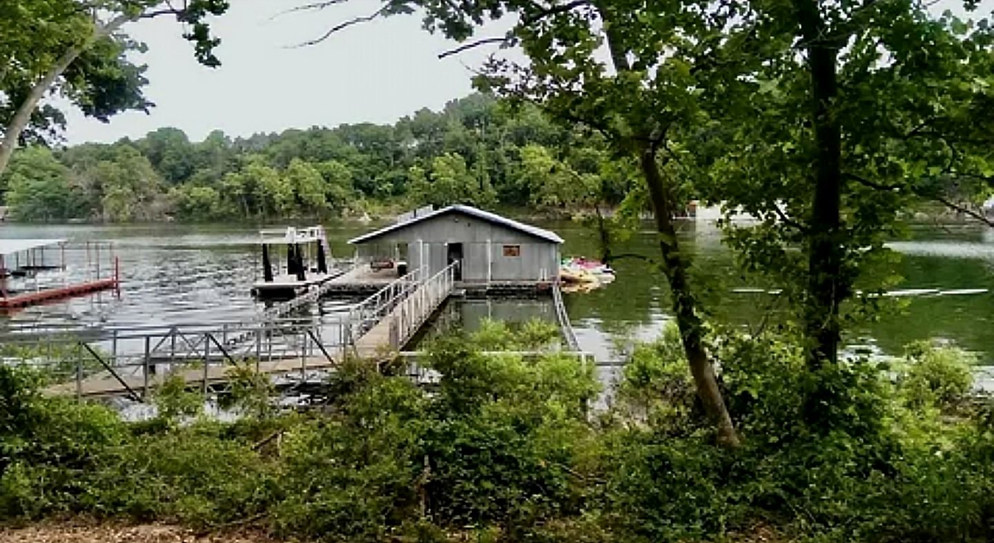 Incredible Spacious Rental with Fantastic Activities for an Unforgettable Family Adventure by the Lake in Cookson, Oklahoma