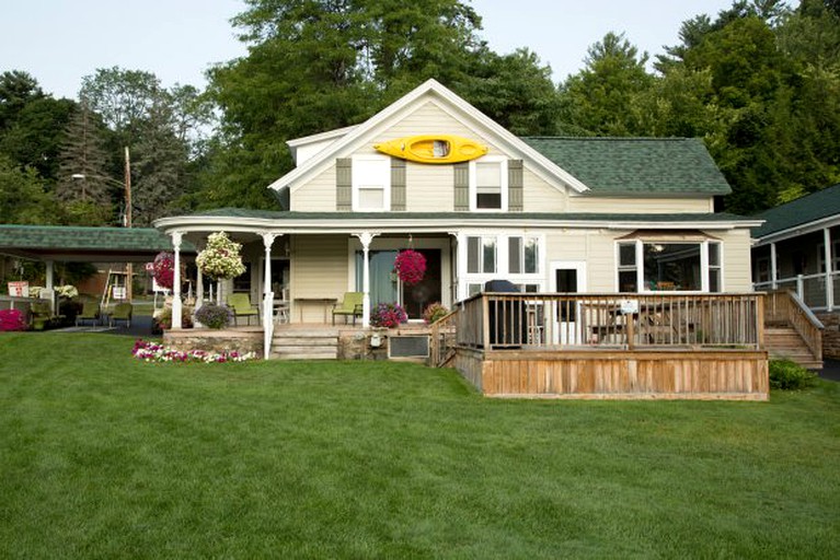 Cabins (Lake George, New York, United States)