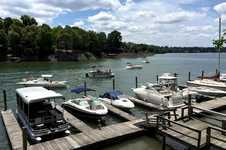 Cabins (Charlotte, North Carolina, United States)