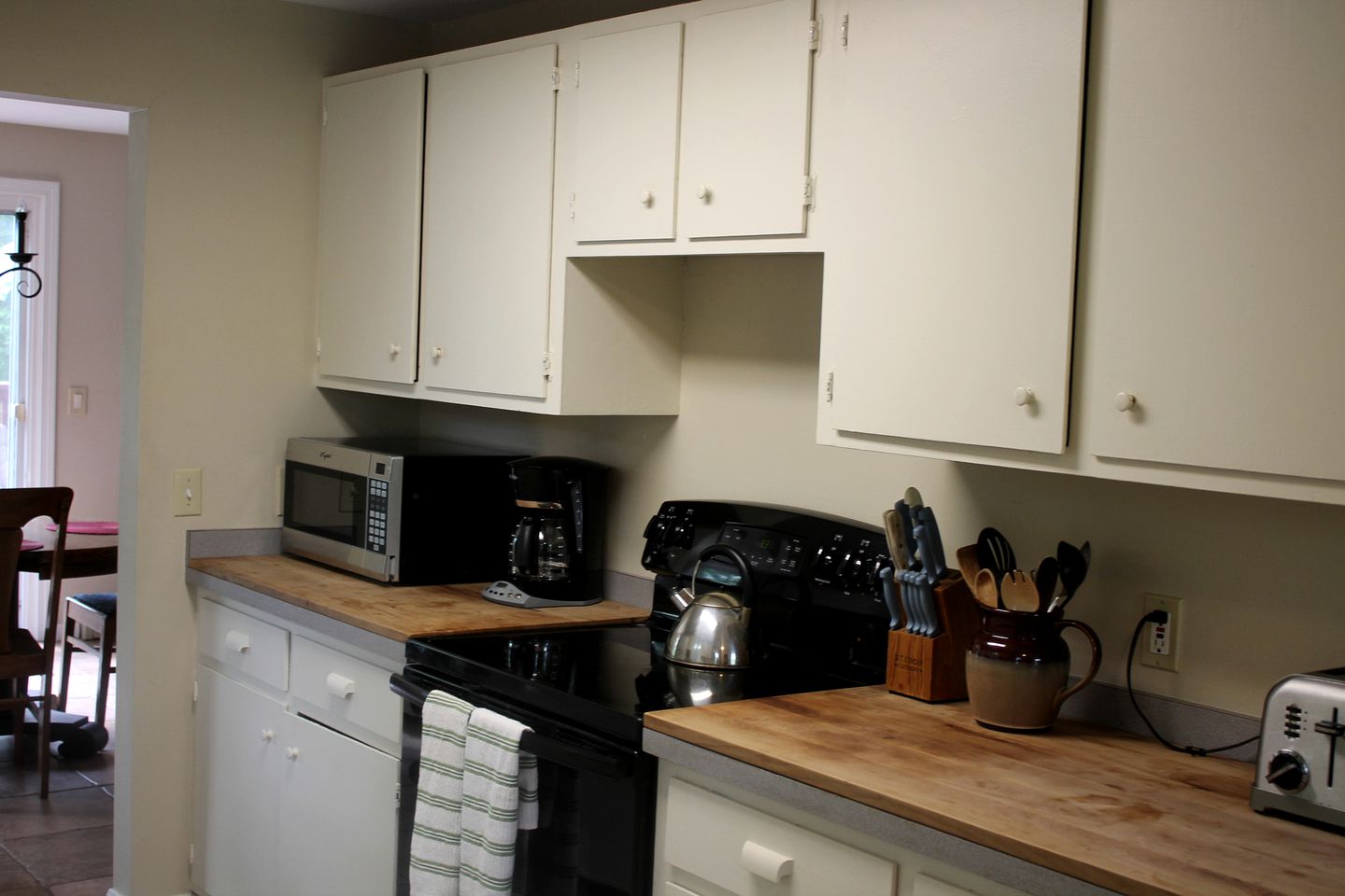 Family-Friendly Cabin Rental with Spacious Deck in Pittsfield, New Hampshire