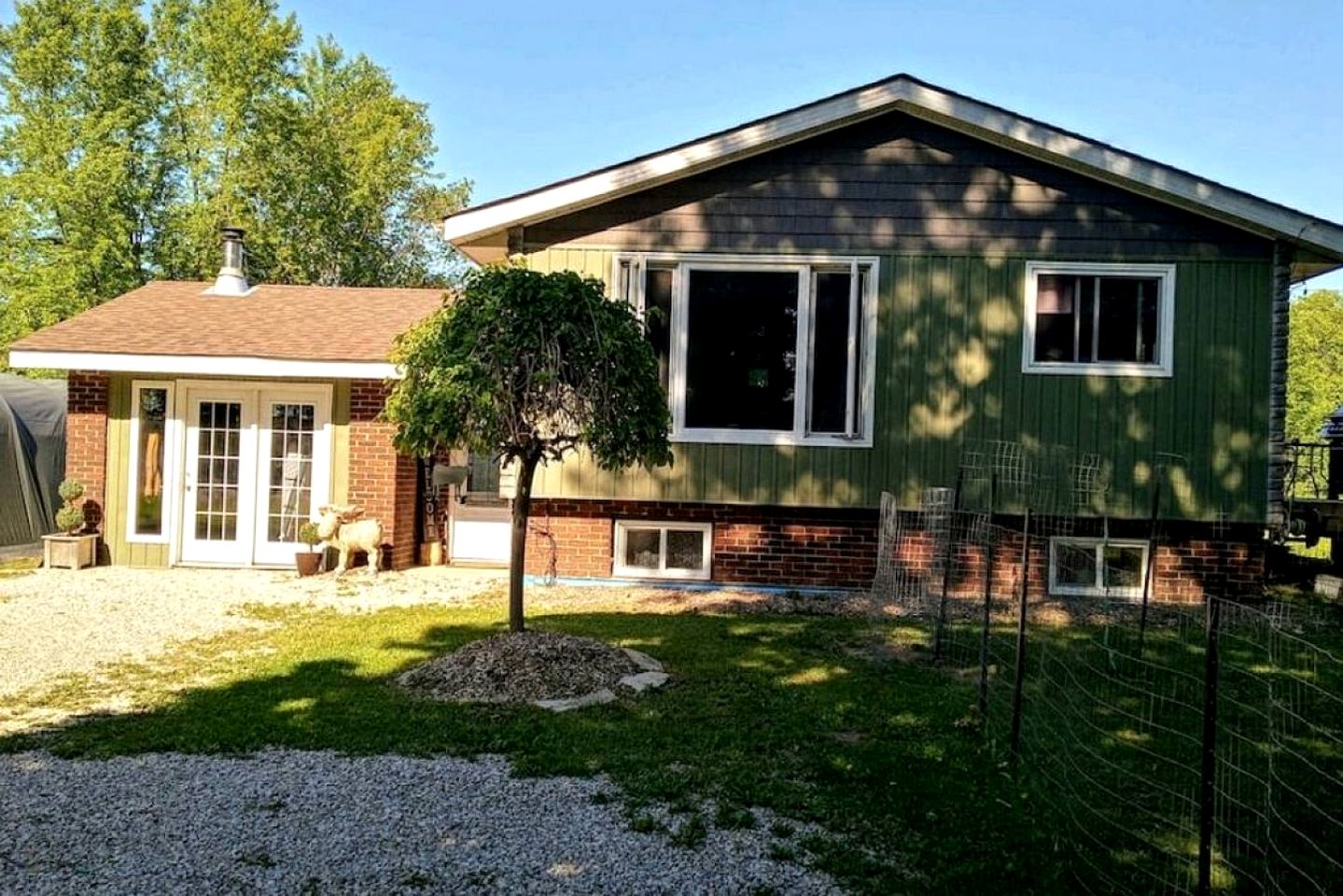 Spacious Lakeside Cottage with Games Room and Firepit, Walking Distance to Beach and Marina, Lion's Head, Ontario