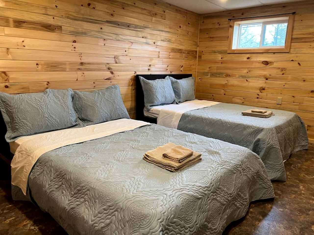 Spacious Lakeside Cottage with Games Room and Firepit, Walking Distance to Beach and Marina, Lion's Head, Ontario