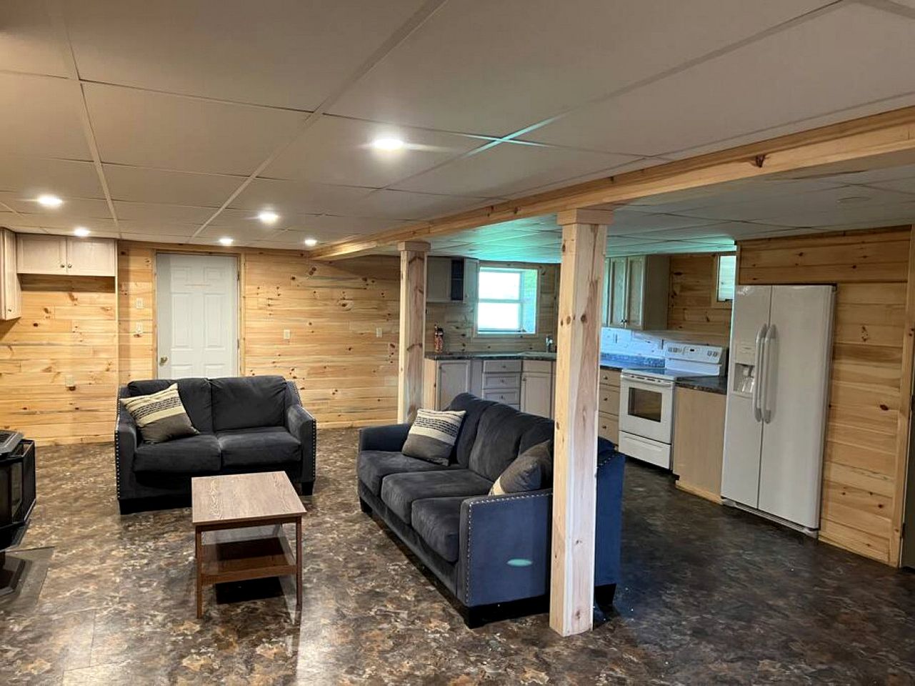 Spacious Lakeside Cottage with Games Room and Firepit, Walking Distance to Beach and Marina, Lion's Head, Ontario