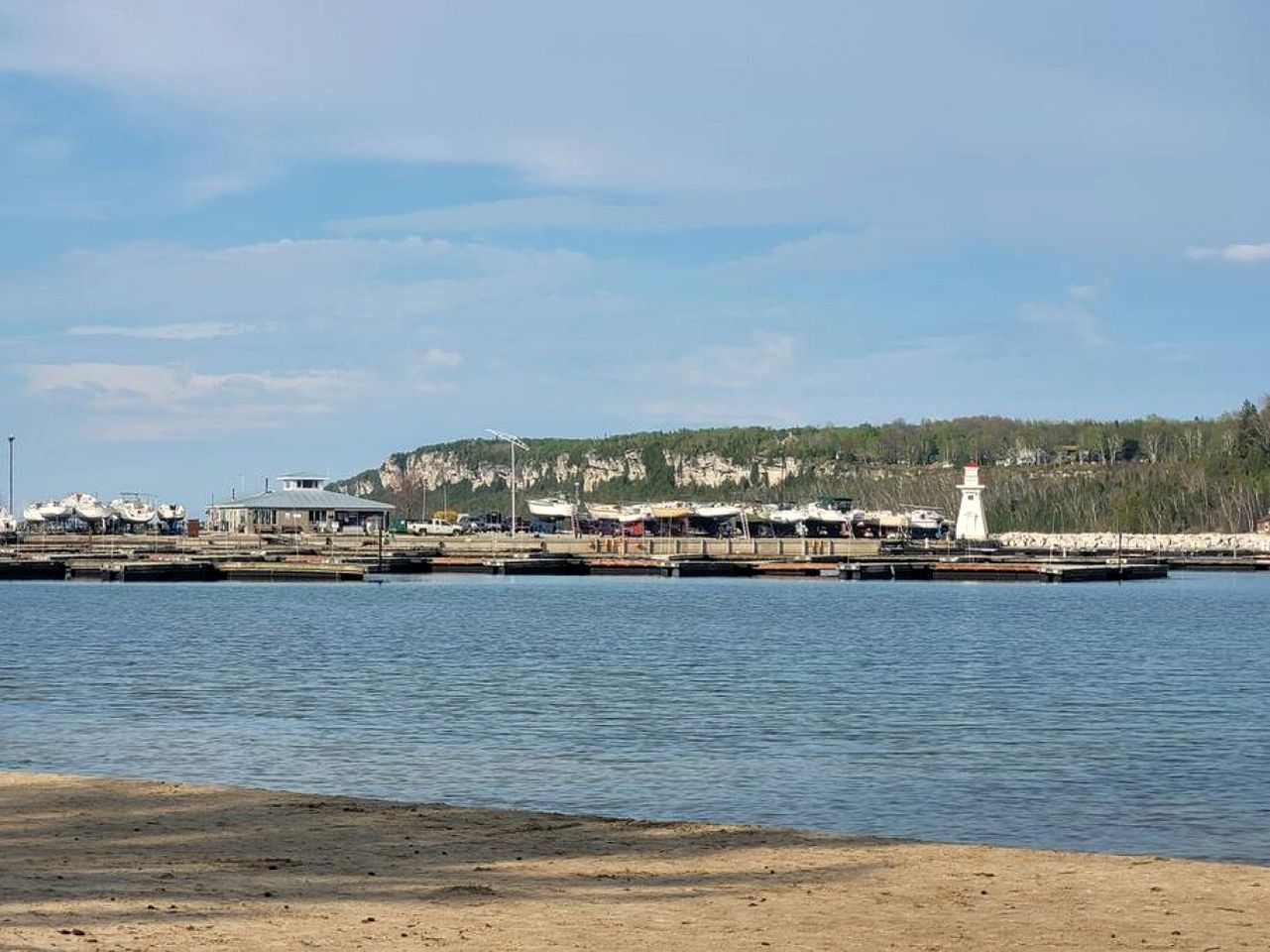 Spacious Lakeside Cottage with Games Room and Firepit, Walking Distance to Beach and Marina, Lion's Head, Ontario