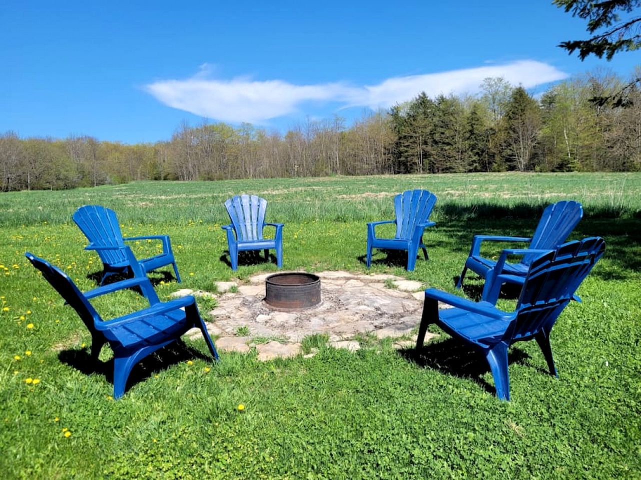 Spacious Lakeside Cottage with Games Room and Firepit, Walking Distance to Beach and Marina, Lion's Head, Ontario