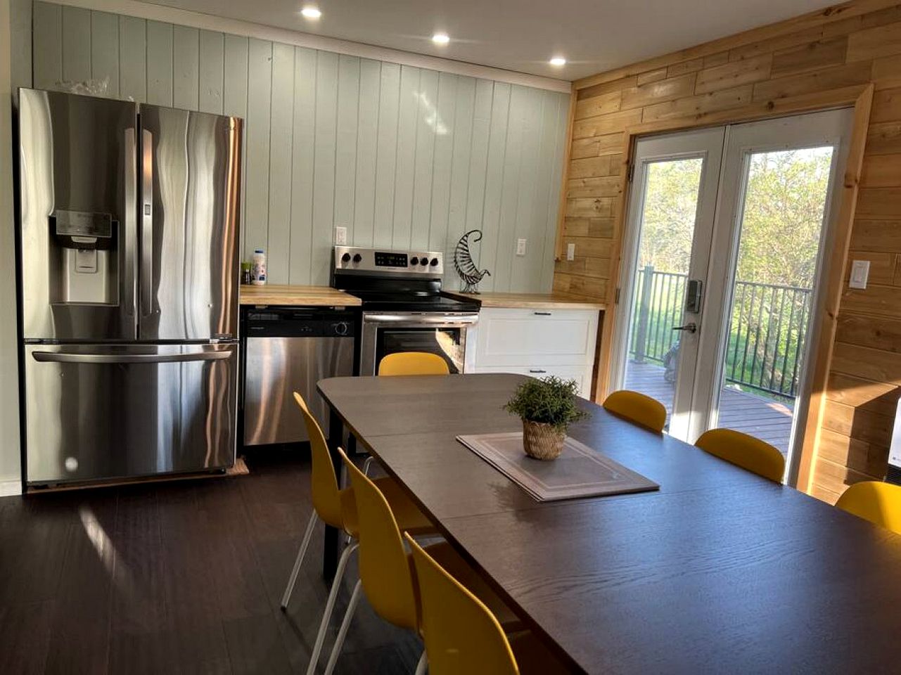 Spacious Lakeside Cottage with Games Room and Firepit, Walking Distance to Beach and Marina, Lion's Head, Ontario