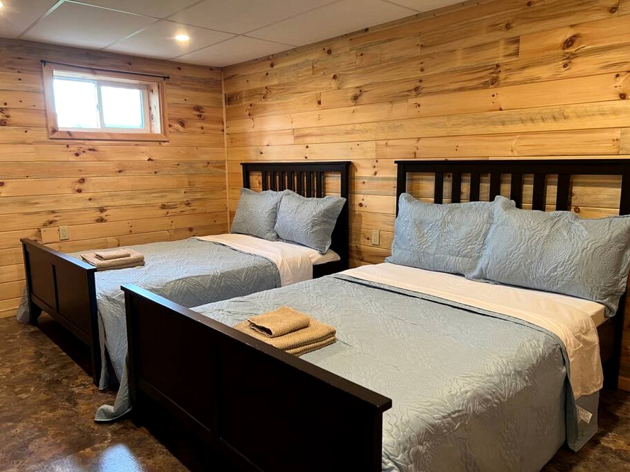 Spacious Lakeside Cottage with Games Room and Firepit, Walking Distance to Beach and Marina, Lion's Head, Ontario