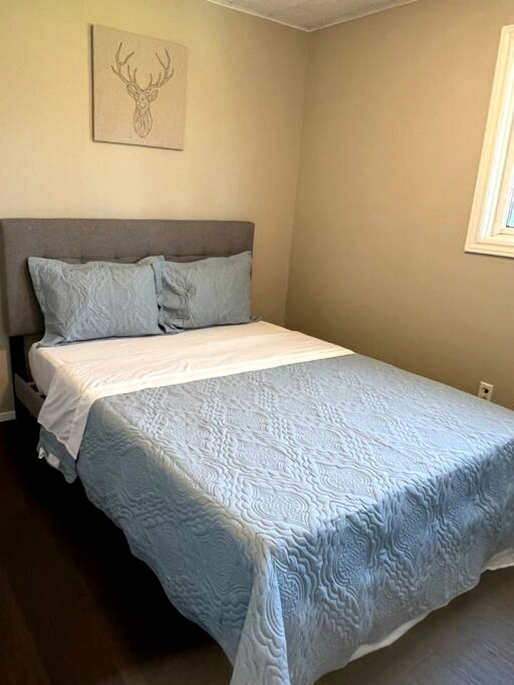 Spacious Lakeside Cottage with Games Room and Firepit, Walking Distance to Beach and Marina, Lion's Head, Ontario