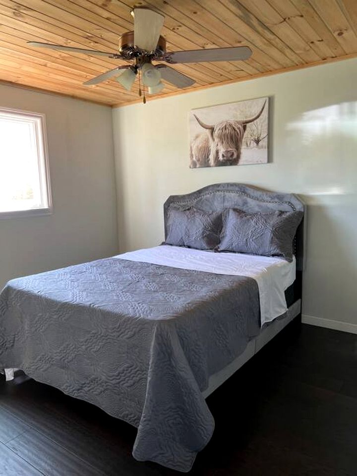 Spacious Lakeside Cottage with Games Room and Firepit, Walking Distance to Beach and Marina, Lion's Head, Ontario