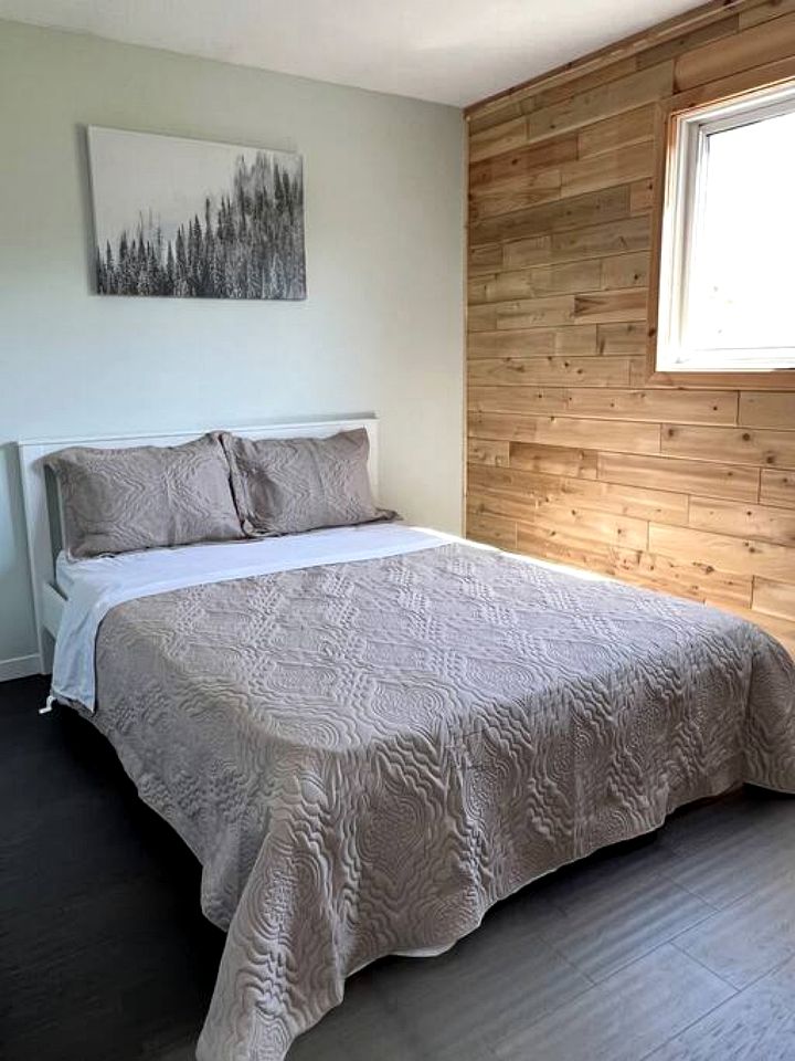 Spacious Lakeside Cottage with Games Room and Firepit, Walking Distance to Beach and Marina, Lion's Head, Ontario