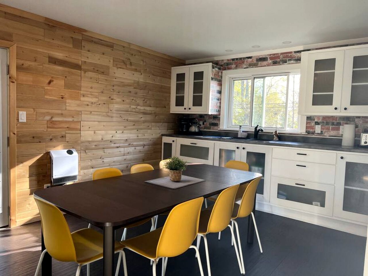 Spacious Lakeside Cottage with Games Room and Firepit, Walking Distance to Beach and Marina, Lion's Head, Ontario