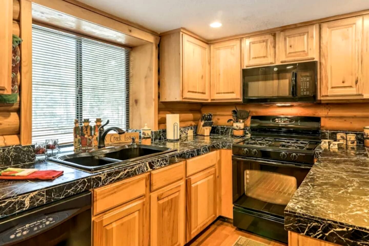 Spacious Family Cabin with Fire Pit & Dual Living Areas Near Duck Creek Village, UT