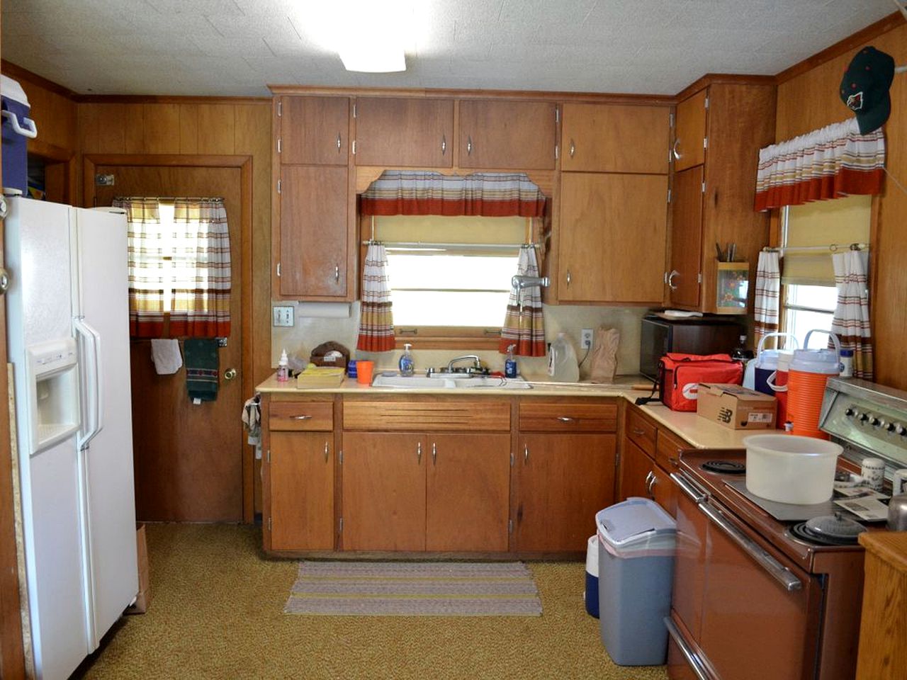 Charming Waterfront Cottage Rental on Cedar Lake near Annandale, Minnesota