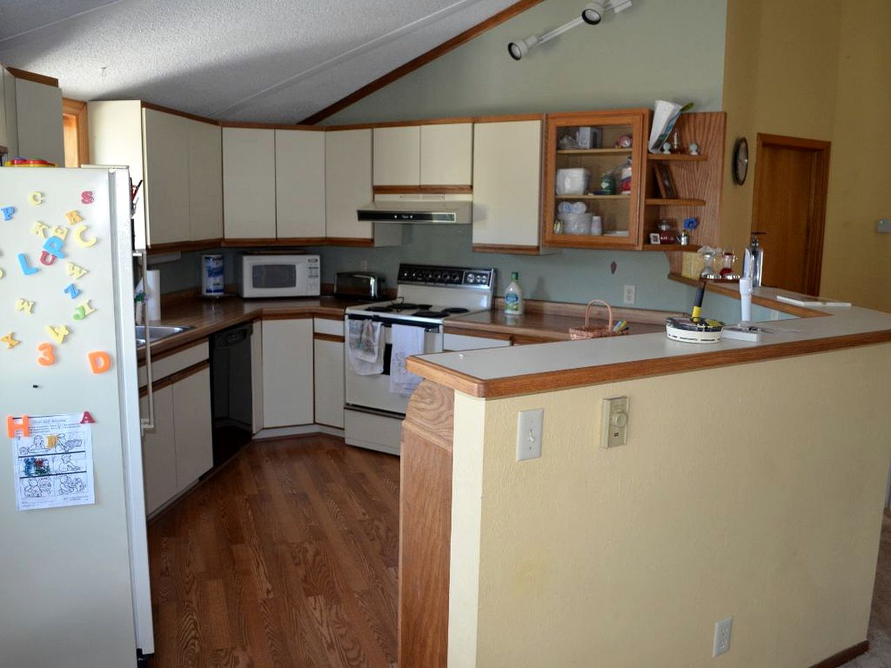 Charming Waterfront Cottage Rental on Cedar Lake near Annandale, Minnesota