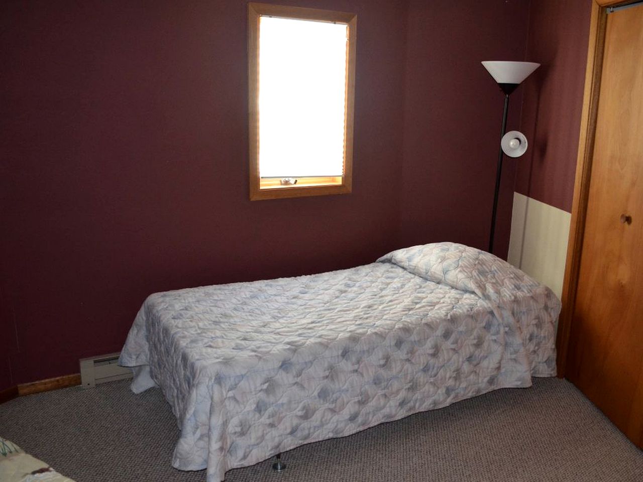 Charming Waterfront Cottage Rental on Cedar Lake near Annandale, Minnesota