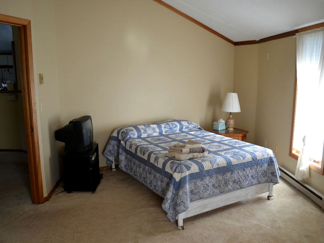 Charming Waterfront Cottage Rental on Cedar Lake near Annandale, Minnesota