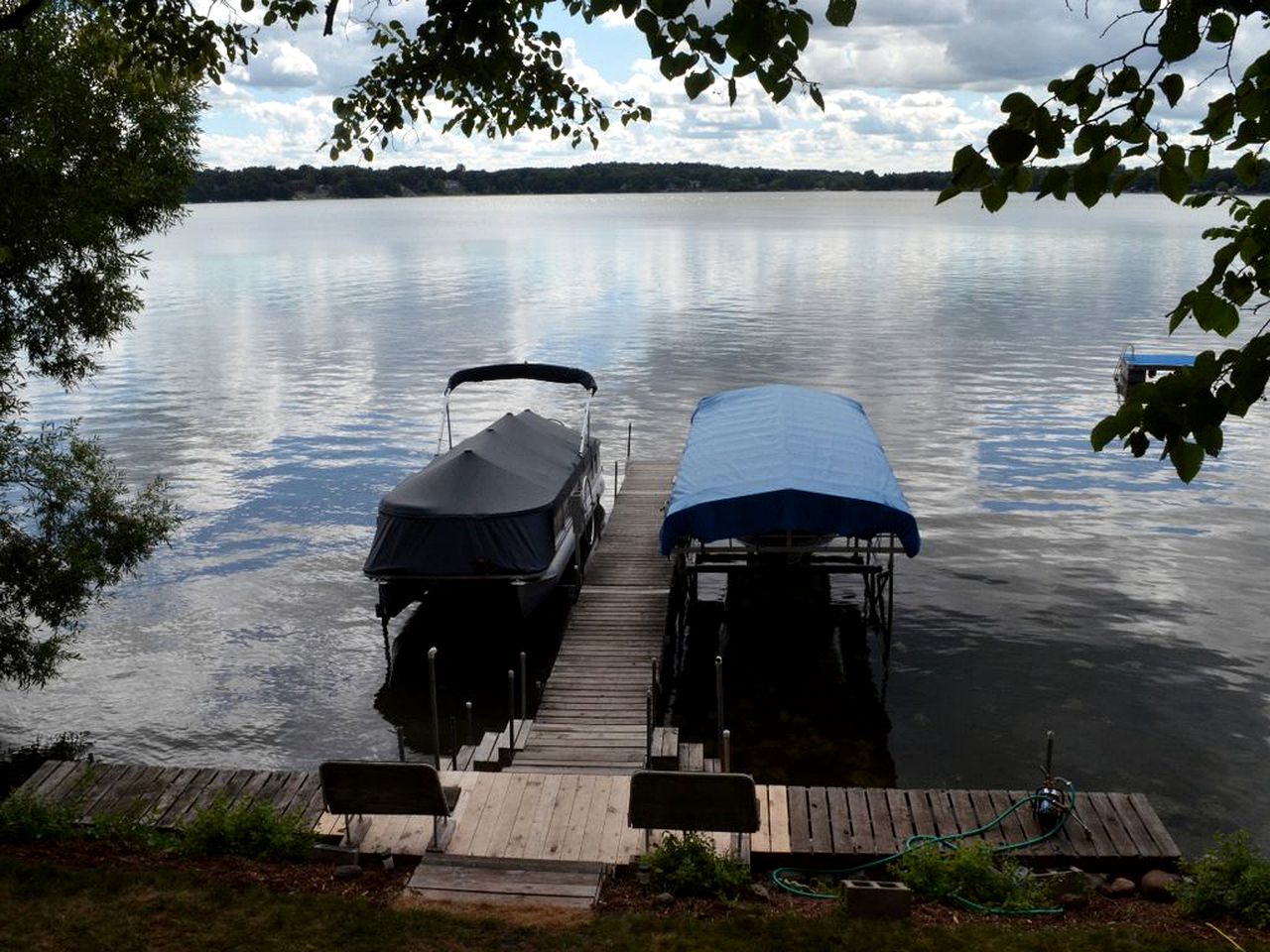 Charming Waterfront Cottage Rental on Cedar Lake near Annandale, Minnesota