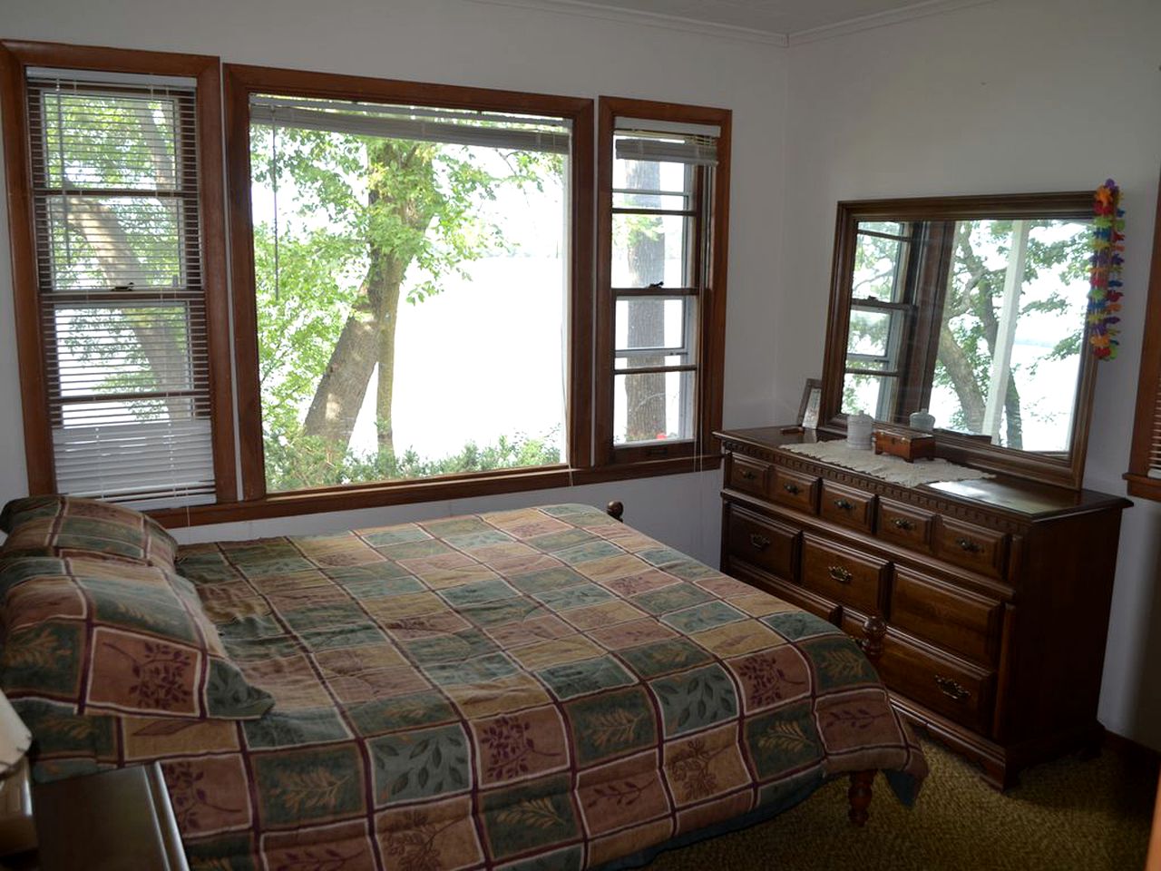 Charming Waterfront Cottage Rental on Cedar Lake near Annandale, Minnesota