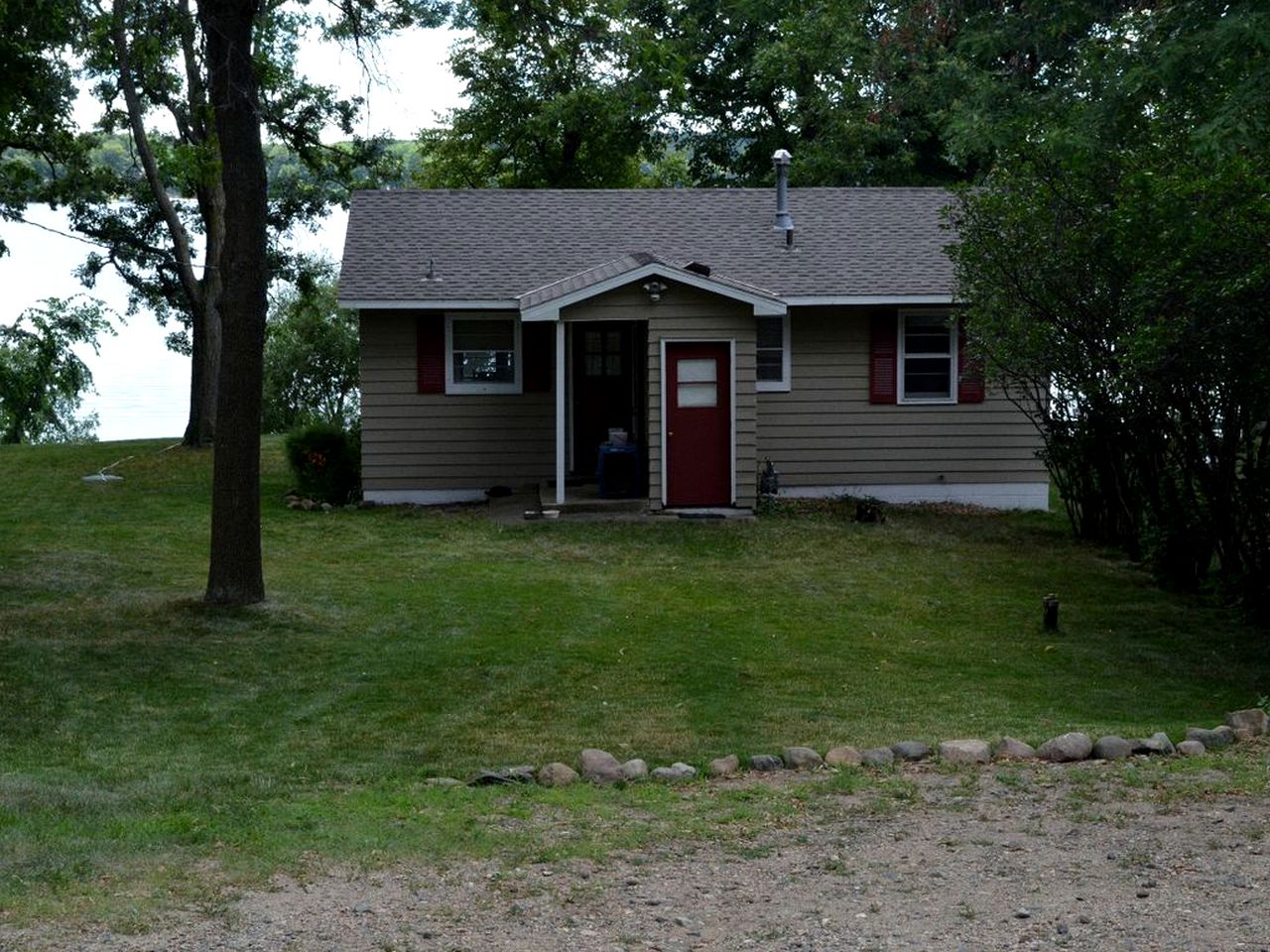 Charming Waterfront Cottage Rental on Cedar Lake near Annandale, Minnesota