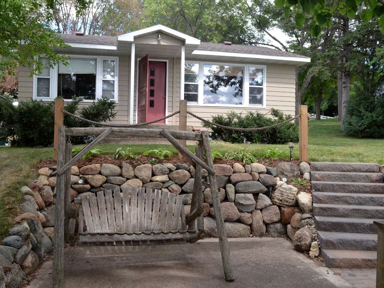 Charming Waterfront Cottage Rental on Cedar Lake near Annandale, Minnesota