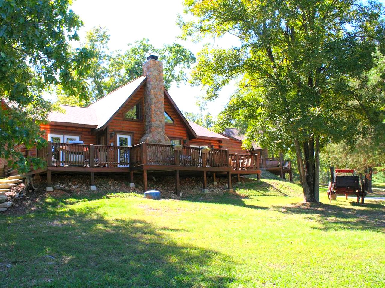 Family-Friendly Log Cabin with a Pool and Playground near the Ozarks, Missouri