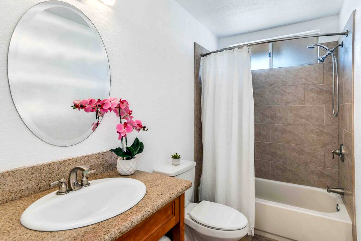 Family and Pet Friendly Vacation Rental in Joshua Tree with a Luxury Hot Tub, Gym, and Outdoor Pool
