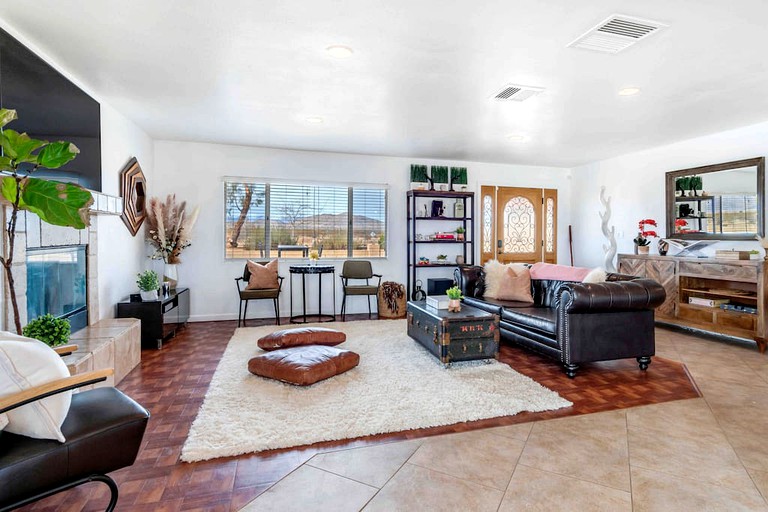 Family and Pet Friendly Vacation Rental in Joshua Tree with a Luxury Hot Tub, Gym, and Outdoor Pool