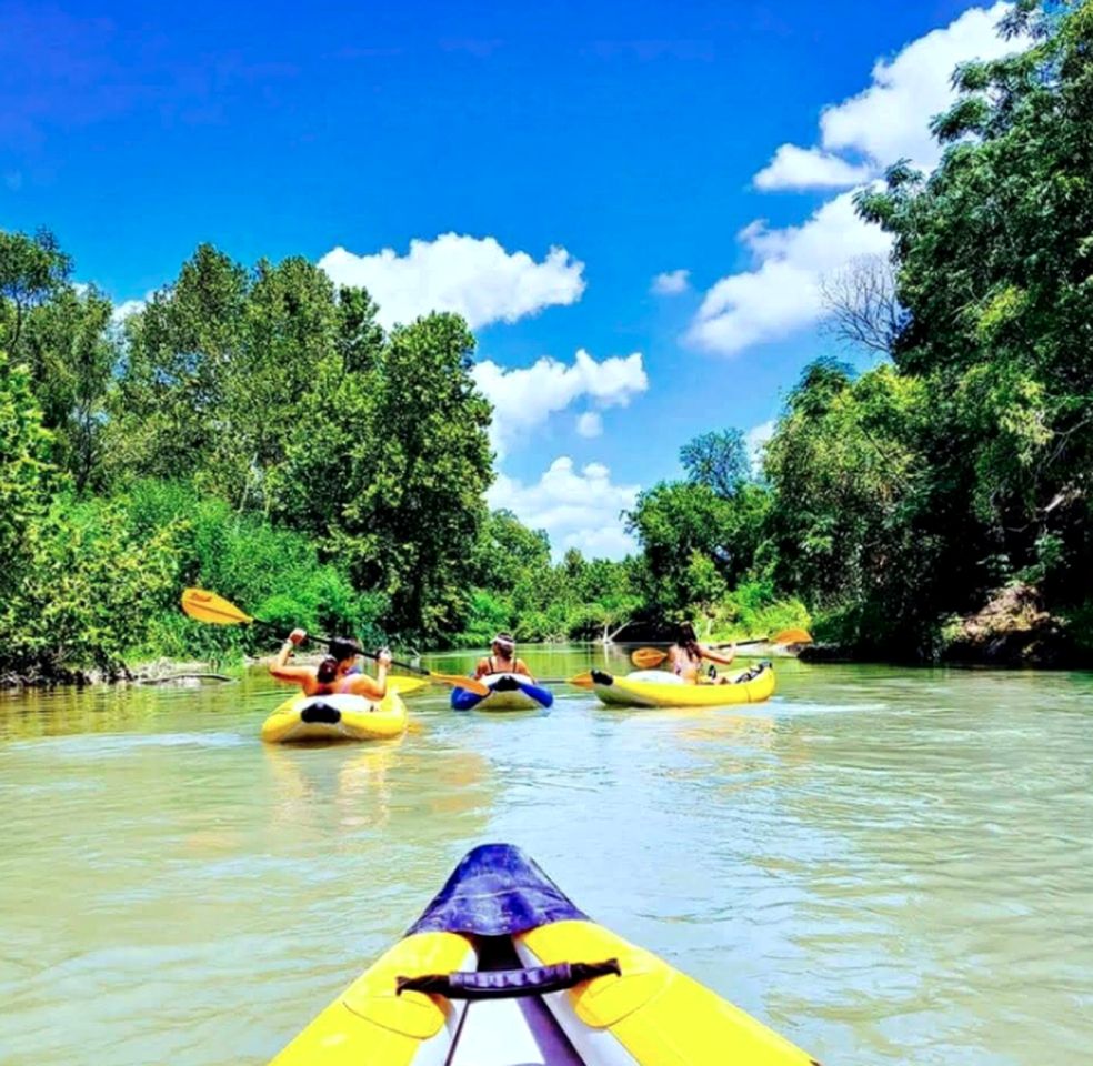Family-Friendly Safari Tent Adventure on the San Marcos River: Marvelous Glamping Getaway near Kingsbury, Texas