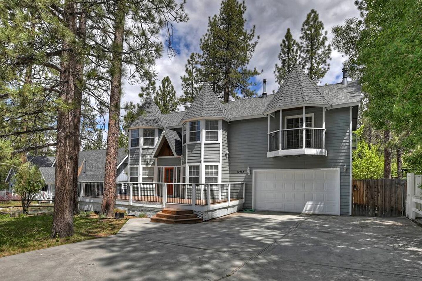 Big Bear Playground: Cabin Ideal for Family and Friends' Playtime