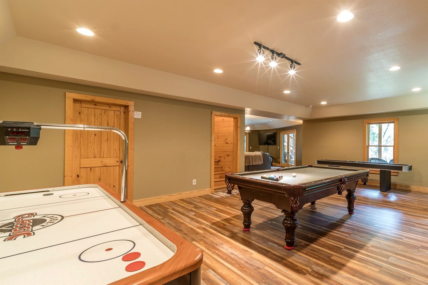 Fantastic Cabin with Fire Pit, Hot-tub and Fireplace in Sautee Nacoochee, Georgia
