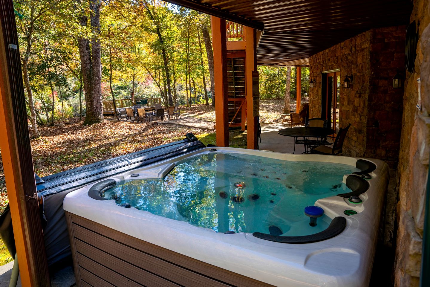 Fantastic Cabin with Fire Pit, Hot-tub and Fireplace in Sautee Nacoochee, Georgia