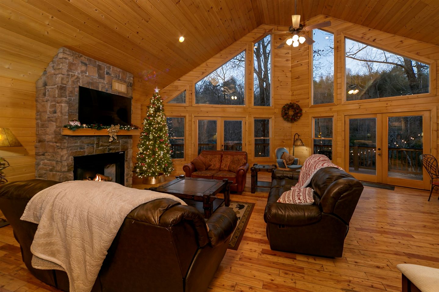 Fantastic Cabin with Fire Pit, Hot-tub and Fireplace in Sautee Nacoochee, Georgia