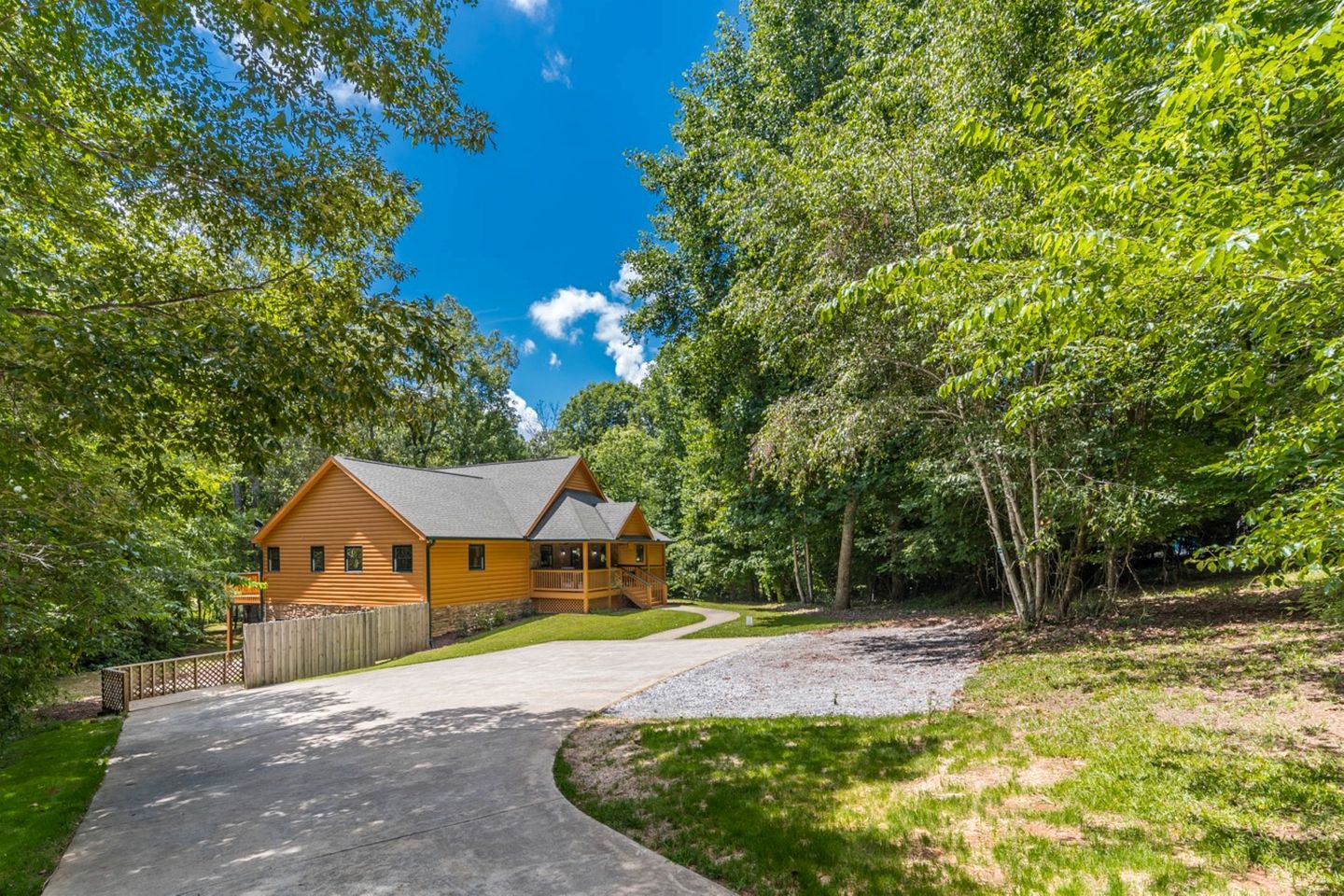 Fantastic Cabin with Fire Pit, Hot-tub and Fireplace in Sautee Nacoochee, Georgia
