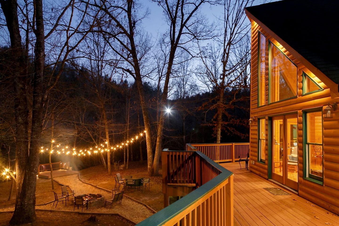 Fantastic Cabin with Fire Pit, Hot-tub and Fireplace in Sautee Nacoochee, Georgia